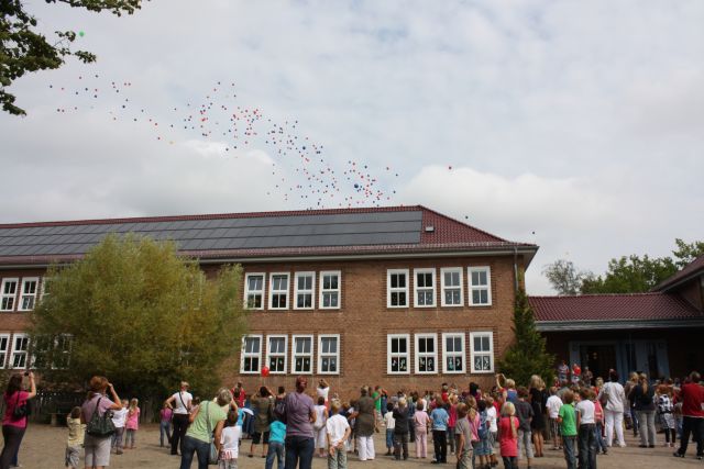Übergabe der Schule nach der Sanierung am 1. Schultag 2010